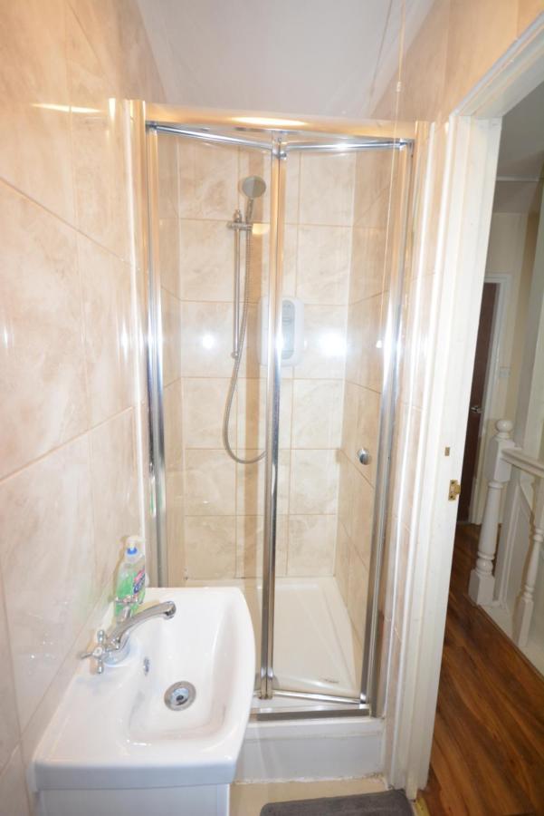 London Deluxe 6 Bedroom House Dagenham Exterior photo