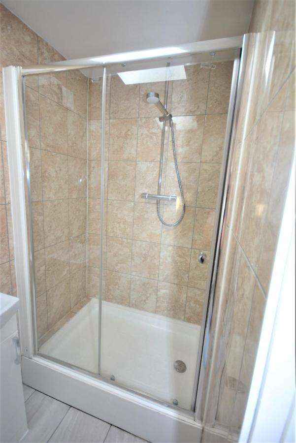 London Deluxe 6 Bedroom House Dagenham Exterior photo