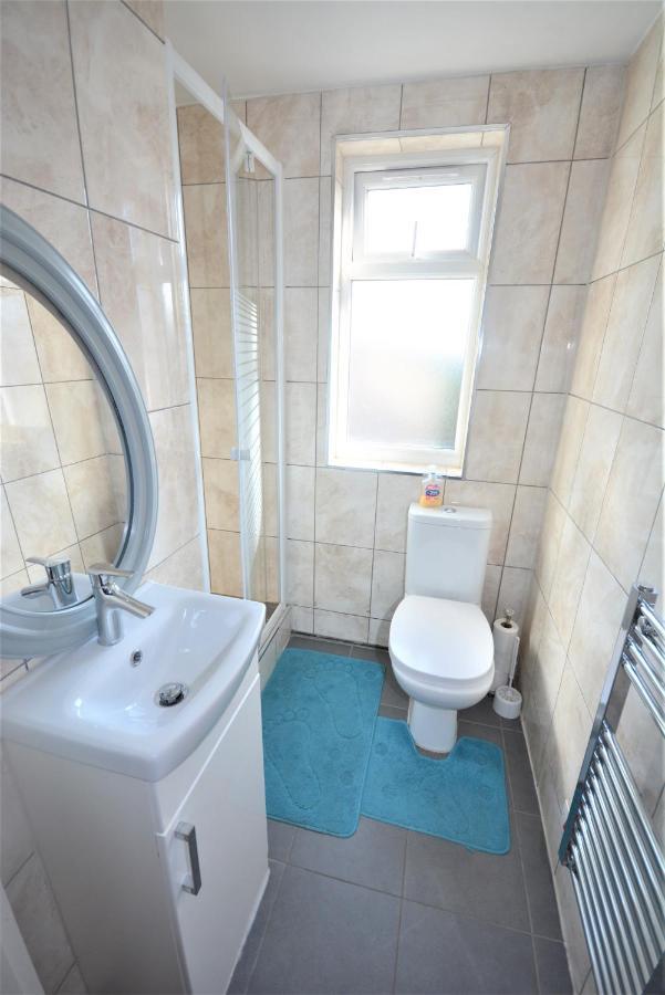 London Deluxe 6 Bedroom House Dagenham Exterior photo