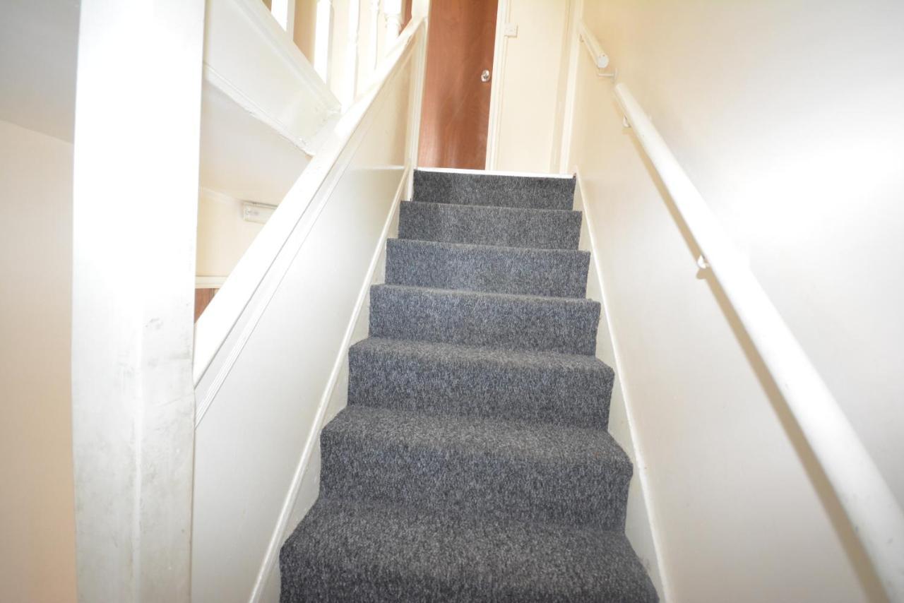 London Deluxe 6 Bedroom House Dagenham Exterior photo