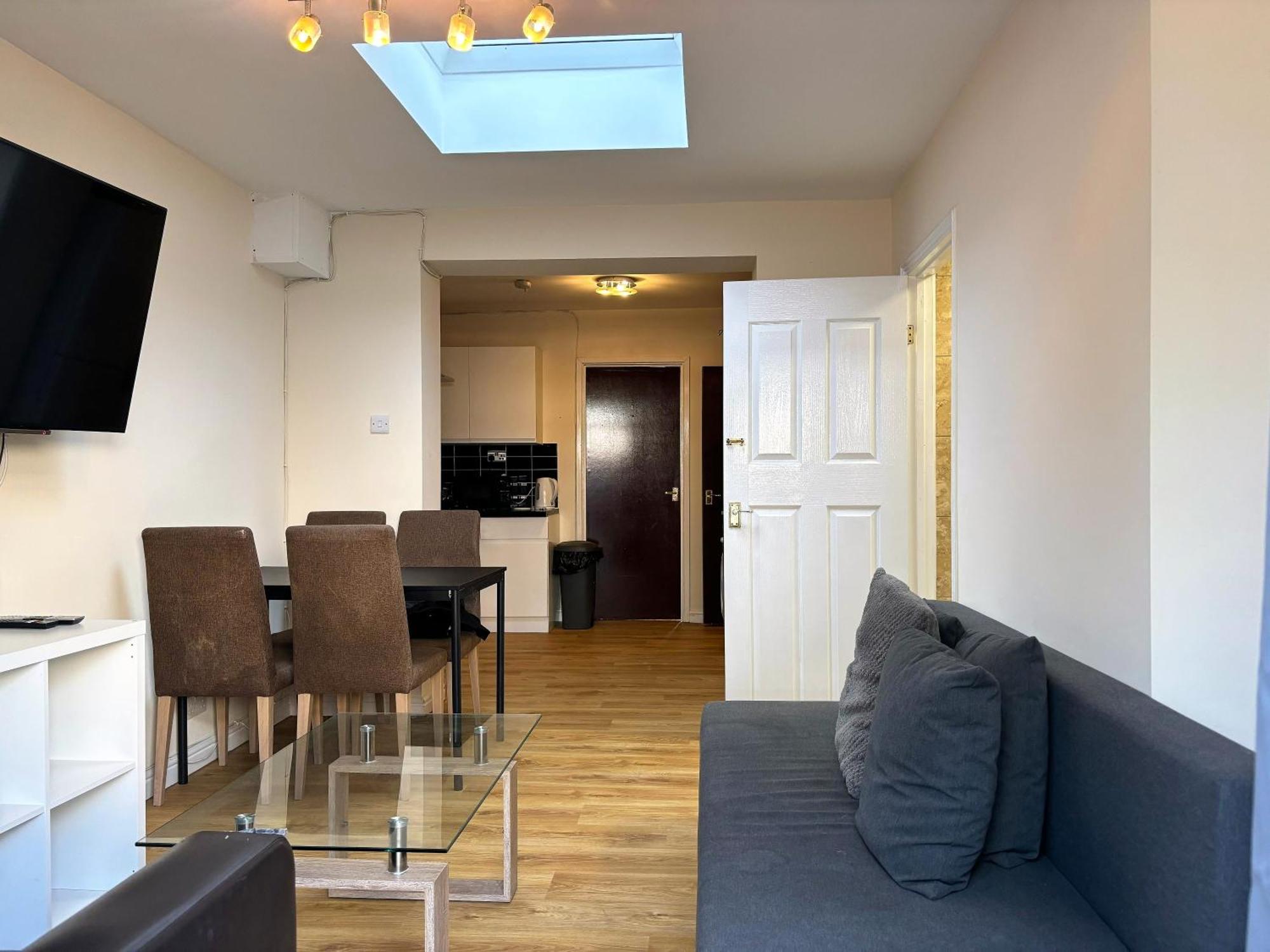 London Deluxe 6 Bedroom House Dagenham Exterior photo