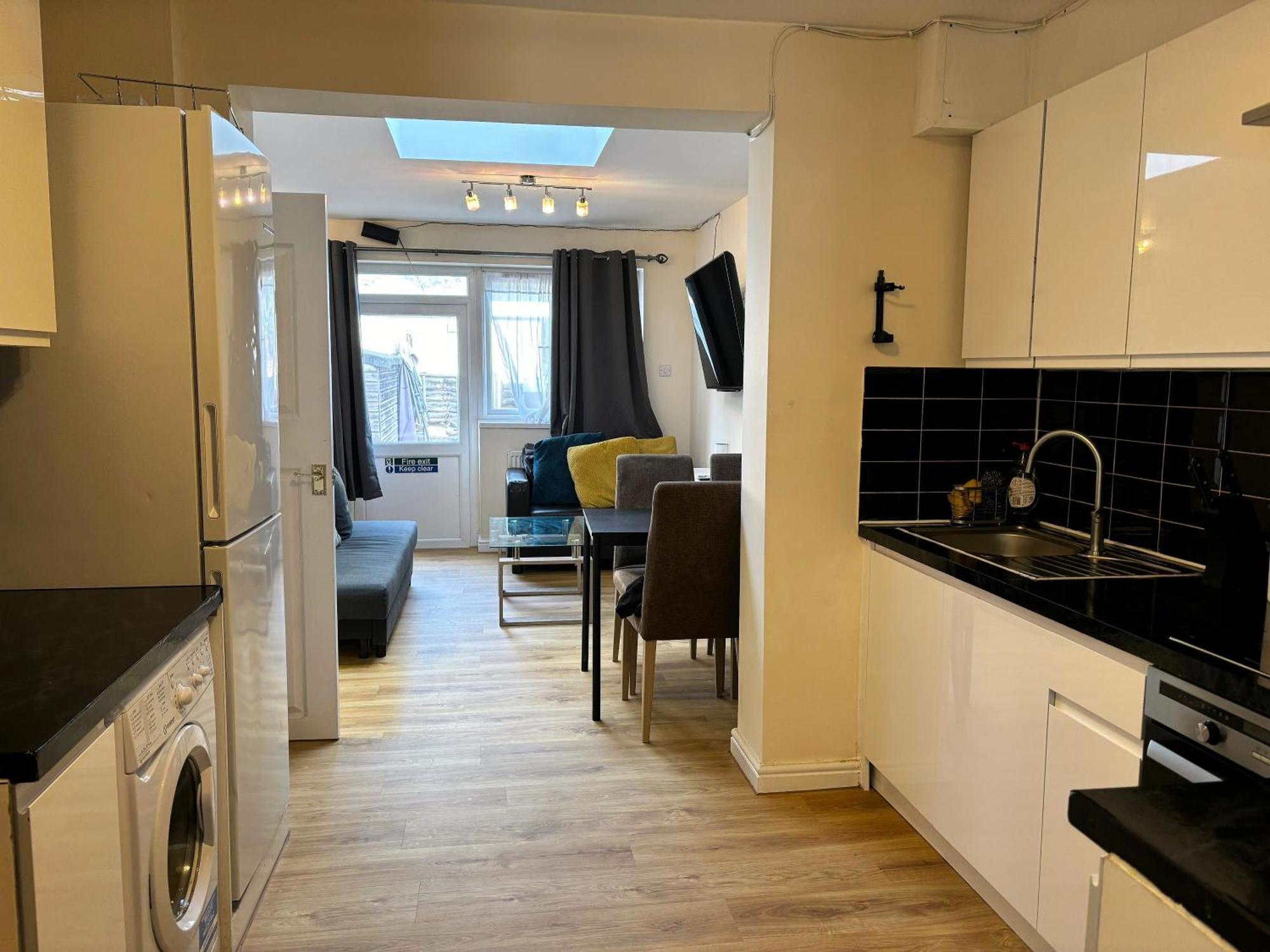 London Deluxe 6 Bedroom House Dagenham Exterior photo